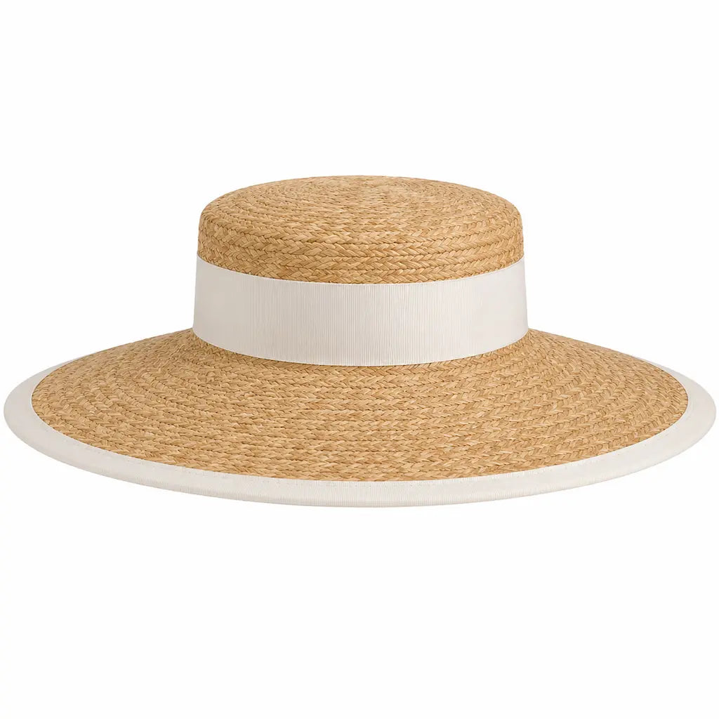 Grand chapeau de paille à large bord plat, galon et bordure ivoire, vue de face sur fond blanc