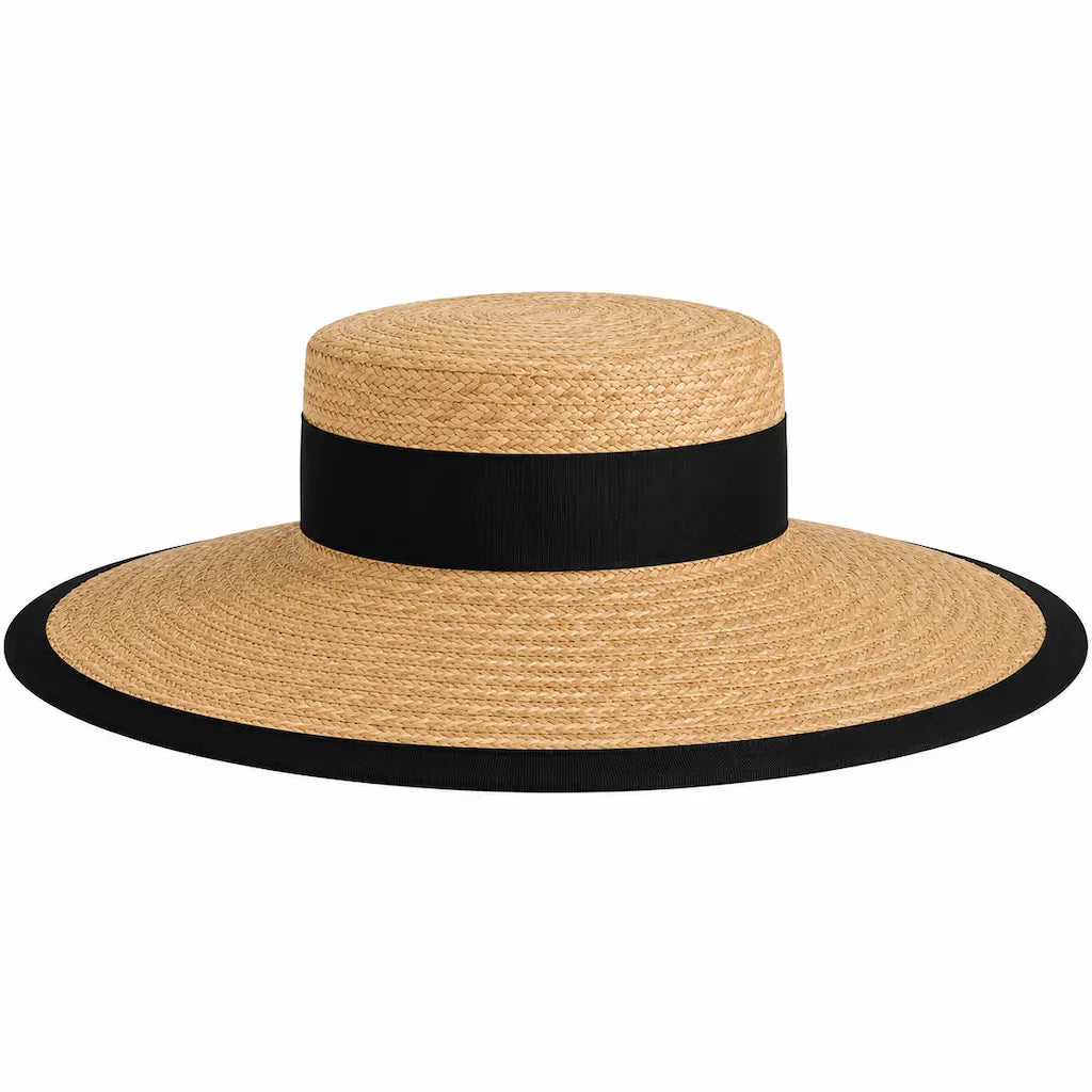 Chapeau de paille femme à large bord, galon et bordure noire, coupe canotier sur fond blanc